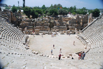 Древний театр под открытым небом в городе Мира