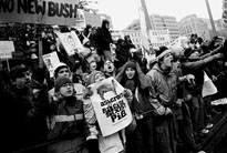 Энтони Сво. Демонстрация протеста против инаугурации Президента США Джорджа Буша на площади Свободы. Машина Буша на авеню Пенсильвания Anthony Suau © 2001
